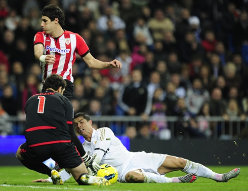 Cristiano Ronaldo loses balance and goes down against Athletico Bilbao, 2011/12