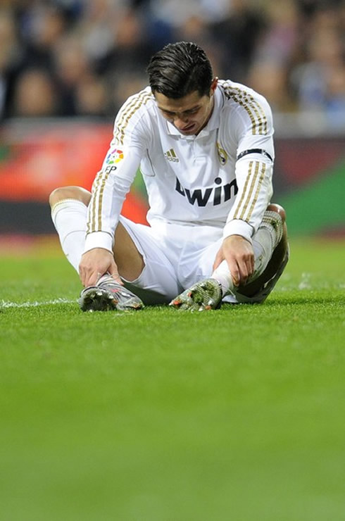 Cristiano Ronaldo in pain, holding his ankles, in Real Madrid 4-1 Athletic Bilbao, for La Liga 2011/12