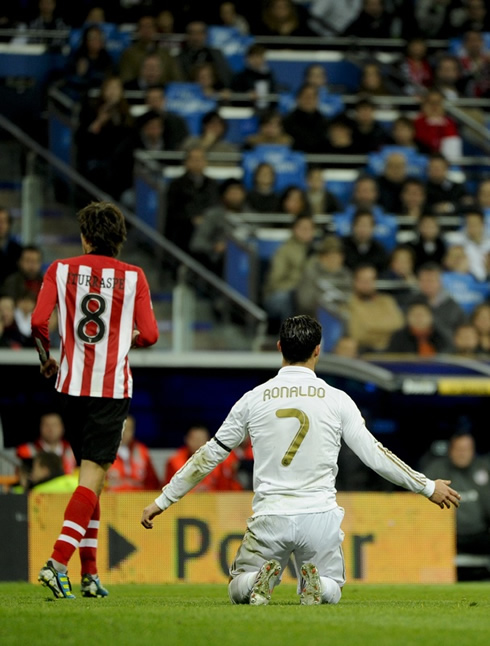 Cristiano Ronaldo on his knees, with his arms open, in Real Madrid 2012