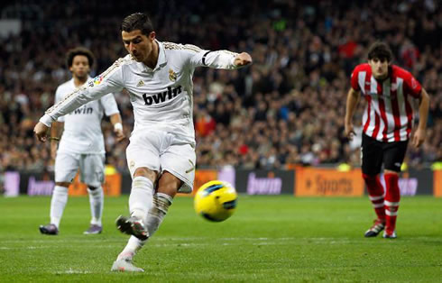 Cristiano Ronaldo goal from a penalty-kick, in Real Madrid 4-1 Athletic Bilbao, for La Liga 2011-2012