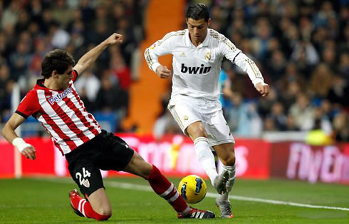 Cristiano Ronaldo trying to avoid being tackled, in Real Madrid 2012