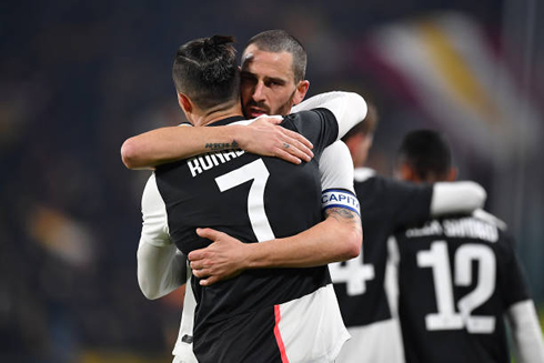 Cristiano Ronaldo hugs Leonardo Bonucci in a Juventus home game