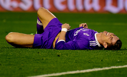 Cristiano Ronaldo visibly in pain on the ground, in Valencia 2-1 Real Madrid for La Liga 2016-2017