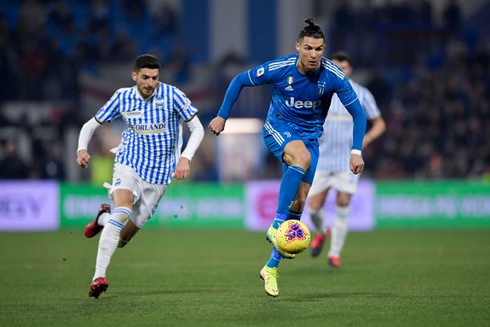 Cristiano Ronaldo moving the ball forward in SPAL 1-2 Juventus