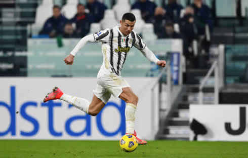 Cristiano Ronaldo running in Juventus vs Crotone