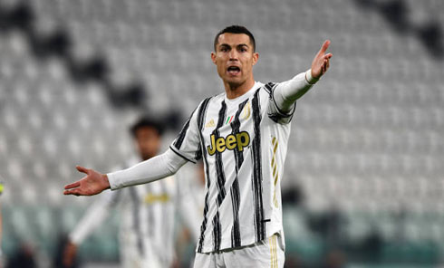 Cristiano Ronaldo talking with teammates during a Juventus game