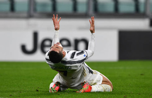 Cristiano Ronaldo frustrated after missing a good chance to score