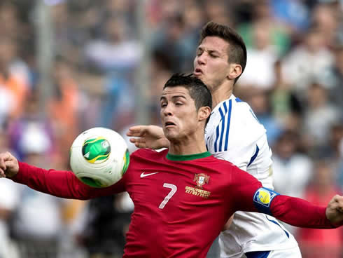 Cristiano Ronaldo receiving the ball on his chest as he gets pushed on his back, in Israel 3-3 Portugal, in 2013