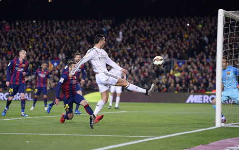 Cristiano Ronaldo hitting the woodwork in Barcelona 2-1 Real Madrid