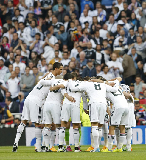 Real Madrid gathers at the center of the pitch ahead of the kickoff against Atletico, in the Champions League quarter-finals second leg