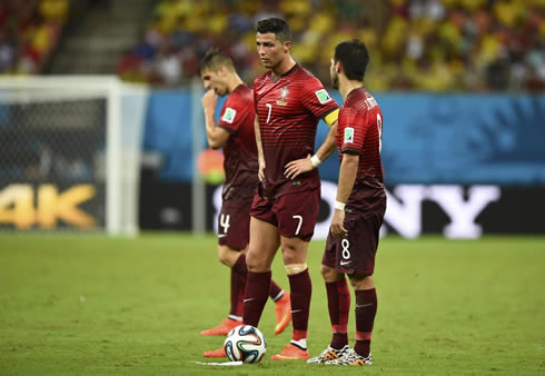 Cristiano Ronaldo next to João Moutinho and Miguel Veloso, in Portugal vs USA for the 2014 FIFA World Cup