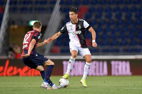 Cristiano Ronaldo controlling the ball in front of an opponent