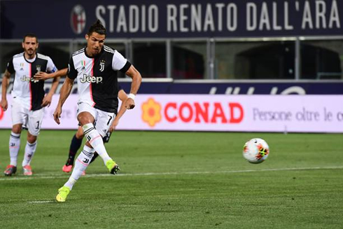 Cristiano Ronaldo converting Juventus penalty-kick in a 2-0 win against Bologna