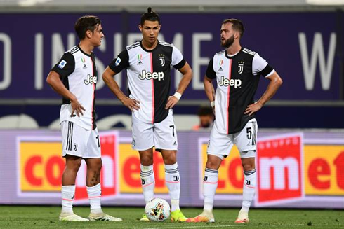 Cristiano Ronaldo next to Dybala and Pjanic