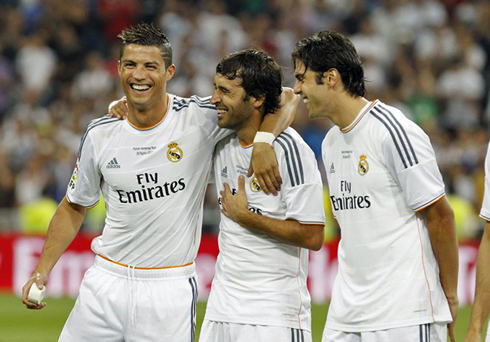 Cristiano Ronaldo having a laugh with Raúl and Kaká by his side, in Real Madrid vs Al-Sadd friendly game in 2013
