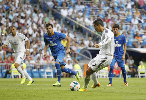 Cristiano Ronaldo scoring from a penalty-kick, in Real Madrid vs Getafe