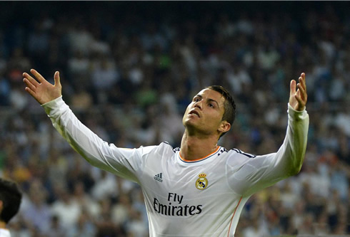 Cristiano Ronaldo with his arms open, frustrated for having missed a goalscoring opportunity
