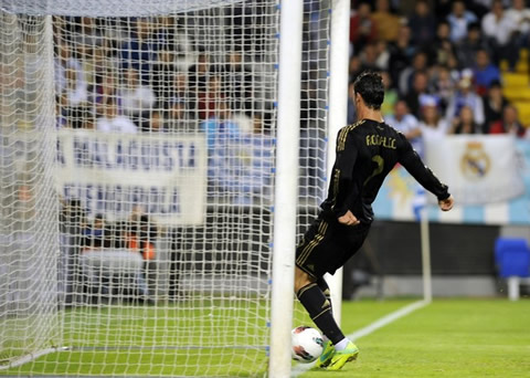 Cristiano Ronaldo doesn't make the same mistake as Nani in Portugal vs Spain, and doesn't touch Higuaín's shot before the ball passes the goal line