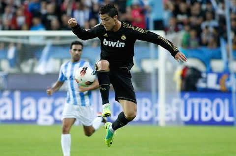 Cristiano Ronaldo prepares to receive the ball with a perfect and smooth touch