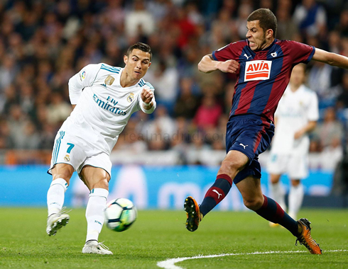 Cristiano Ronaldo right foot strike in Real Madrid 3-0 Eibar