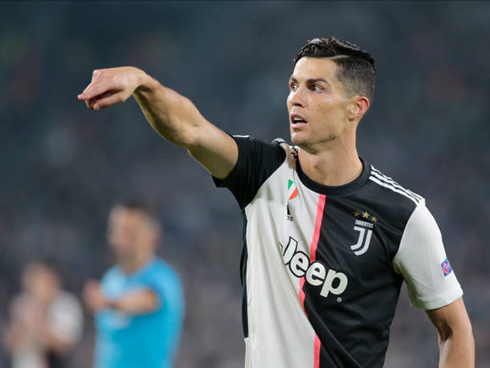 Cristiano Ronaldo passing instructions to his teammates