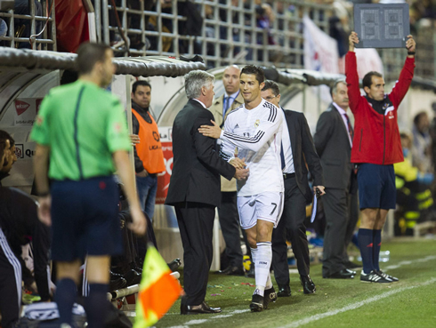 Cristiano Ronaldo substituted by Carlo Ancelotti and walking towards the Real Madrid bench