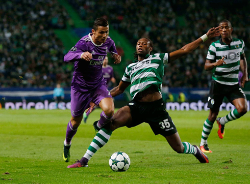 Cristiano Ronaldo dribbling his opponent in Sporting vs Real Madrid in 2016