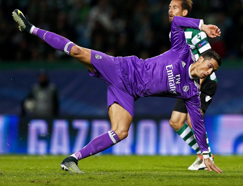 Cristiano Ronaldo losing his balance in Sporting vs Real Madrid