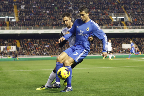 Cristiano Ronaldo protecting the ball in Valencia vs Real Madrid