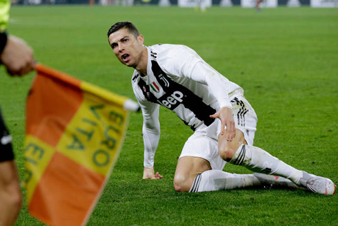 Cristiano Ronaldo talking to the linesman in a game for Juventus