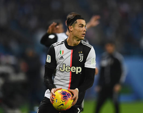 Cristiano Ronaldo making a throw-in in a Juventus game