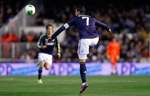 Cristiano Ronaldo balance with only one leg, as he prepares to control the ball, in Valencia 1-1 Real Madrid, in the Copa del Rey 2013
