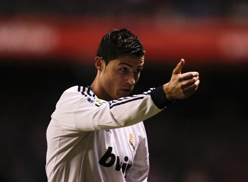 Cristiano Ronaldo asking for the ball, in a Real Madrid game for La Liga in 2013