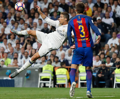 Cristiano Ronaldo acrobatic shot in Real Madrid 2-3 Barcelona for La Liga 2017