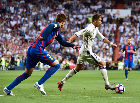 Cristiano Ronaldo running away from Piqué in El Clasico in 2017