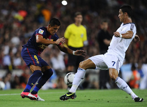 Cristiano Ronaldo in a defensive stance against Alexis Sanchez, in Barcelona vs Real Madrid in 2012
