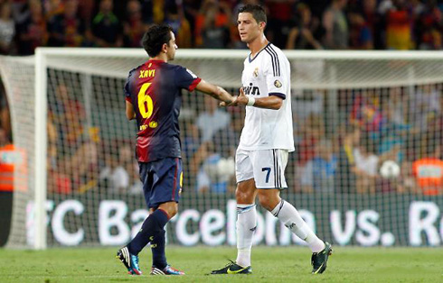 Cristiano Ronaldo greeting Xavi Hernández, in Barcelona vs Real Madrid in 2012-2013