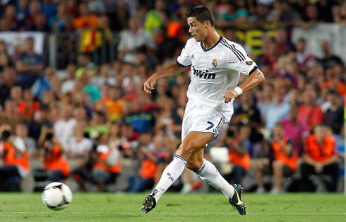 Cristiano Ronaldo making a right-foot pass, in Barcelona vs Real Madrid in 2012