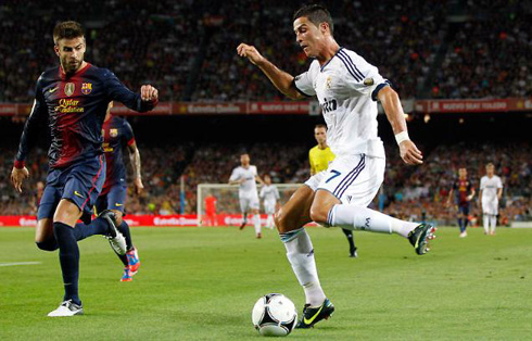 Cristiano Ronaldo about to make trick against Gerard Piqué, in Barcelona vs Real Madrid in 2012