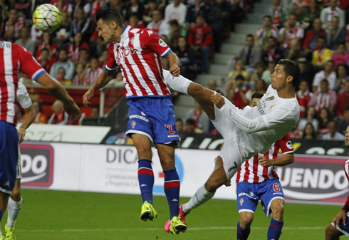 Cristiano Ronaldo attempting to make a bicycle kick in Gijón 0-0 Real Madrid