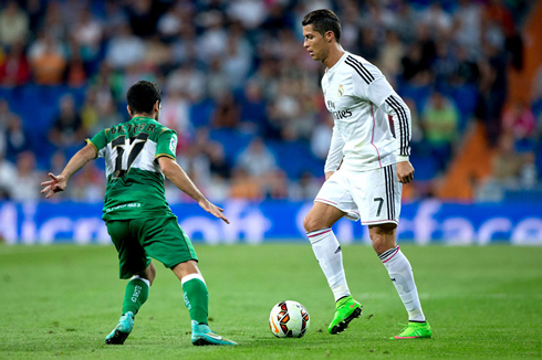 Cristiano Ronaldo against a way shorter defense from Elche