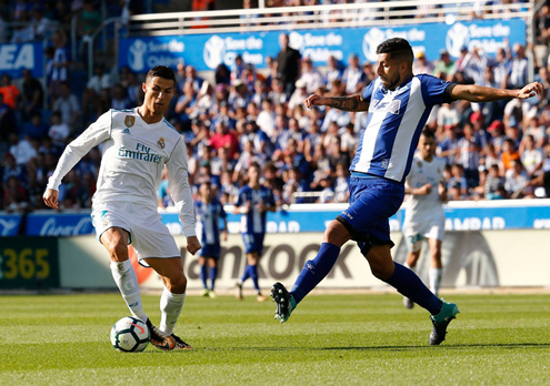 Cristiano ronaldo avoids a defender tackle in Real Madrid vs Alavés