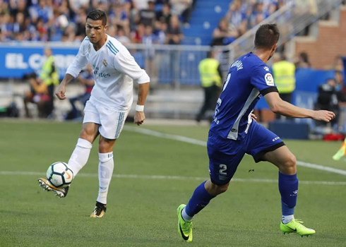 Cristiano Ronaldo awkward stance as he makes a pass into the back of Alavés defense