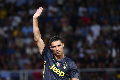 Cristiano Ronaldo raises his right hand during a match for Juventus