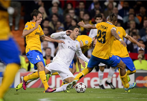 Cristiano Ronaldo falling in the middle of four Juventus defenders