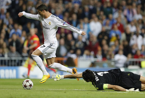 Cristiano Ronaldo dribbling and going around Gianluigi Buffon, in Real Madrid vs Juventus