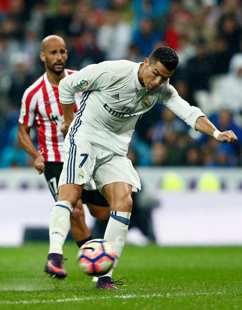 Cristiano Ronaldo right foot strike, in Real Madrid vs Athletic Bilbao for La Liga 2016-17