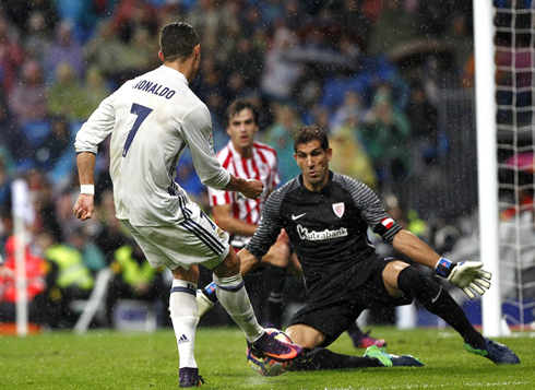 Cristiano Ronaldo trying to beat Irairoz, in Real Madrid vs Athletic Bilbao