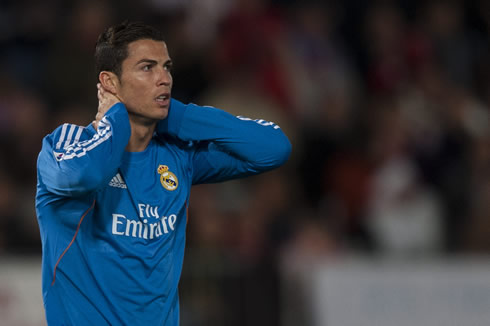 Cristiano Ronaldo puts his two hands around his neck, in Almería vs Real Madrid