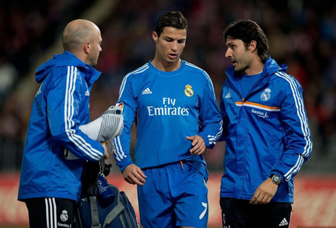 Cristiano Ronaldo leaves the pitch injured, in Almería vs Real Madrid, for La Liga 2013-2014
